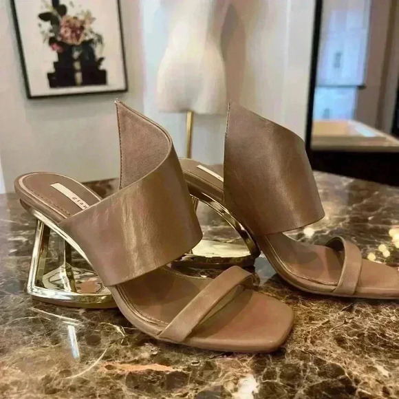 Gianni Bini Zeema Cut Out Curved Leather Wedge In Caramel SZ 7.5M *Never Worn - Picture 2 of 9